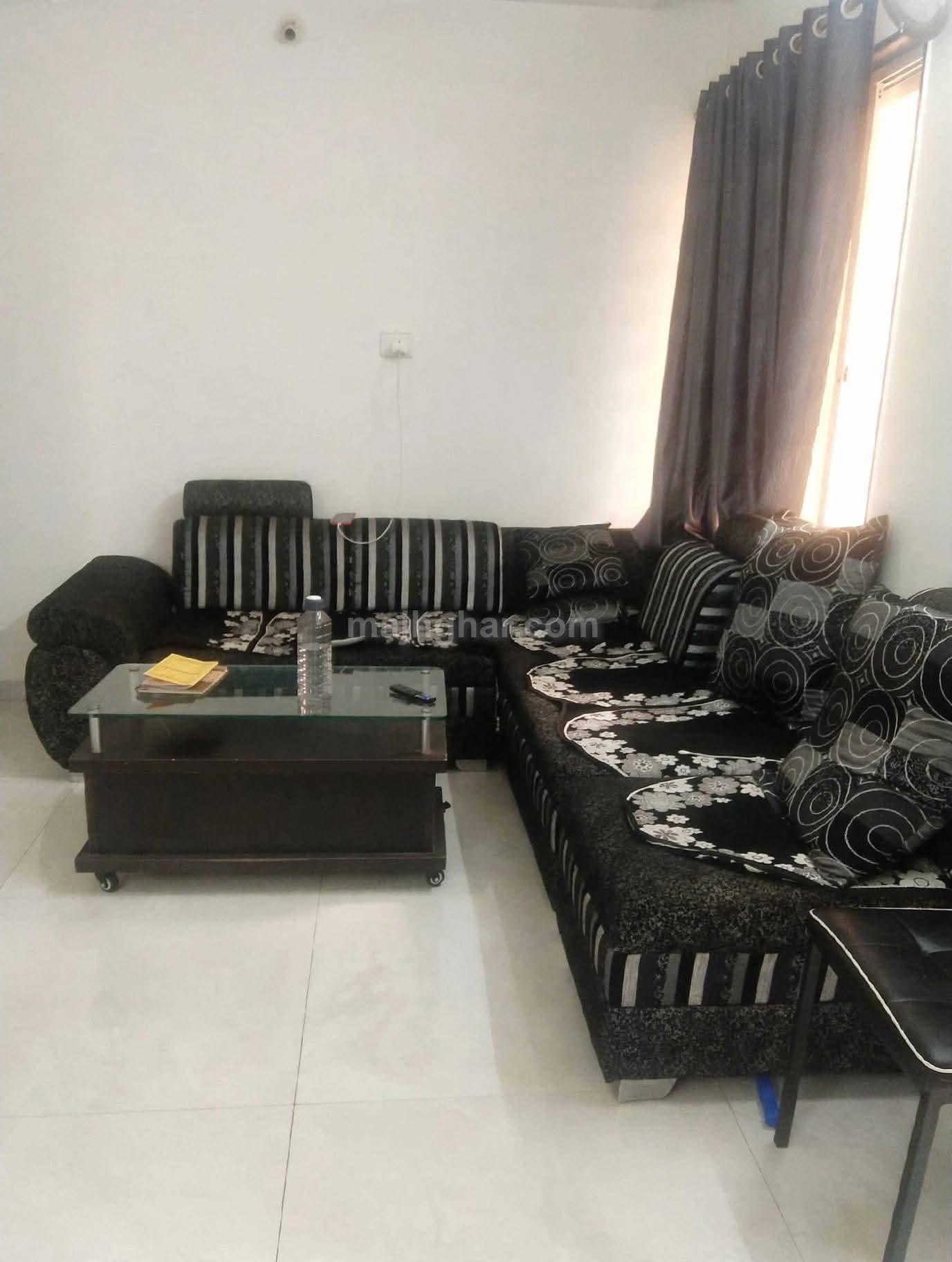 URGENT: 1 FEMALE FLATMATE REQUIRED in silverland residency